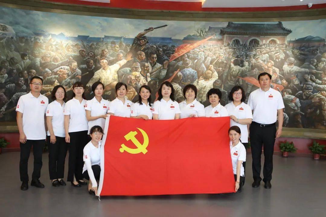 迷路的可爱男孩